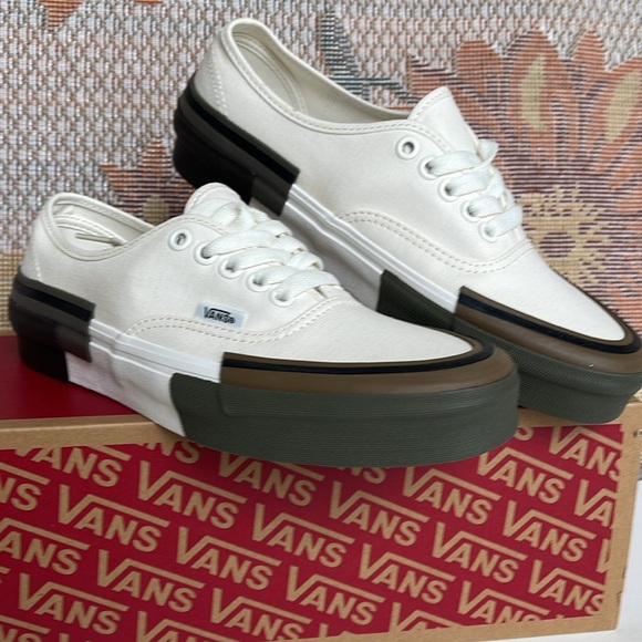 Vans WMNS Authentic Rearrange
Utility Block Blanc De BIack
VN000CSAJVY
Sneakers - Picture 9 of 16